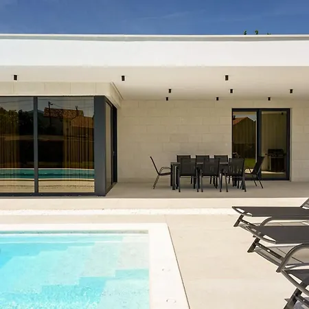 Exklusive With Heated Pool - Pet Friendly Villa Donji Prolozac